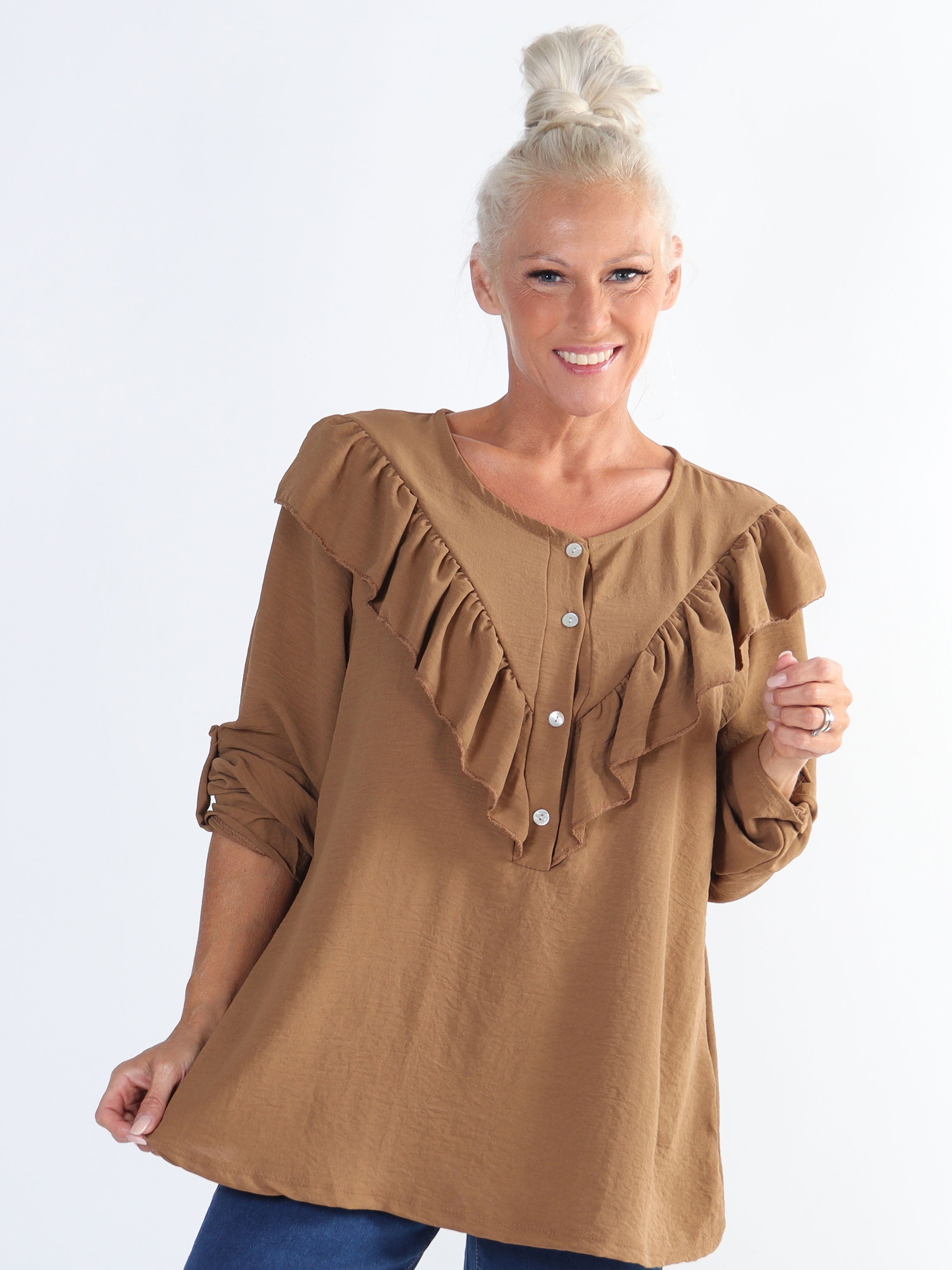 Nicola - Söt plus size blus med volanger och knappar